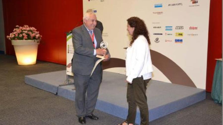 Felipe Macías recolle o premio de mans da directora de Industria e Minaría da Xunta de Andalucía