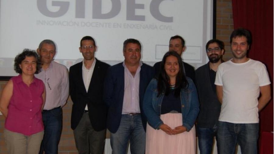 A gañadora Letizia Silva, diante dos organizadores e membros do xurado do concurso, co logo premiado