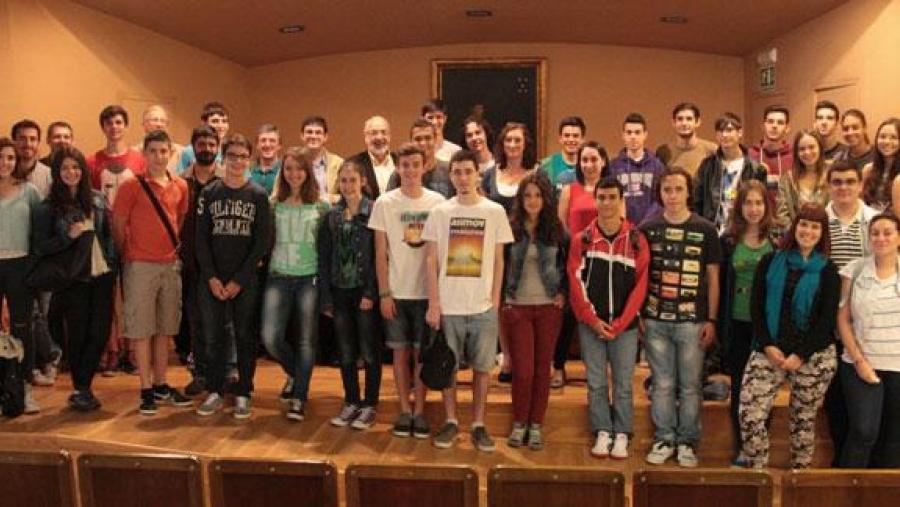 Foto de grupo da primeira quenda de estudantes que chegan a Santiago para participar nos Campus Científicos (SERVIMAV-USC)