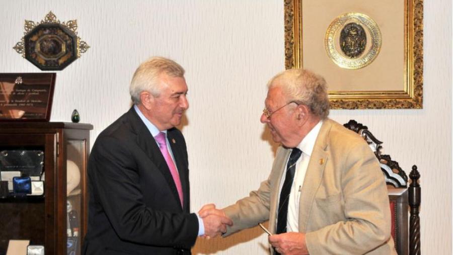 O reitor Juan Vaiño saúda ao profesor Levi en San Xerome (Foto: Santi Alvite)