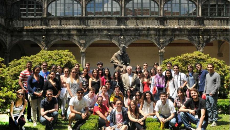 O reitor xunto aos bolseiros no Colexio de Fonseca. Foto: Santi Alvite