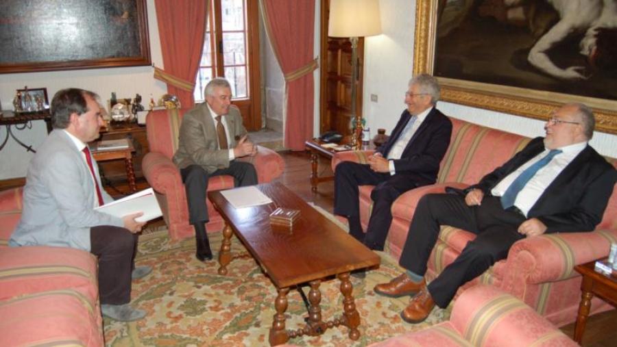 O reitor Juan Viaño no centro da imaxe, xunto a Rubén C. Lois (á esquerda), no encontro con Richard B. Davies e Mike Sullivan en San Xerome