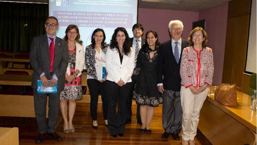 Alejandra Iglesias, no centro, cos directores e membros do tribunal da súa tese de doutoramento