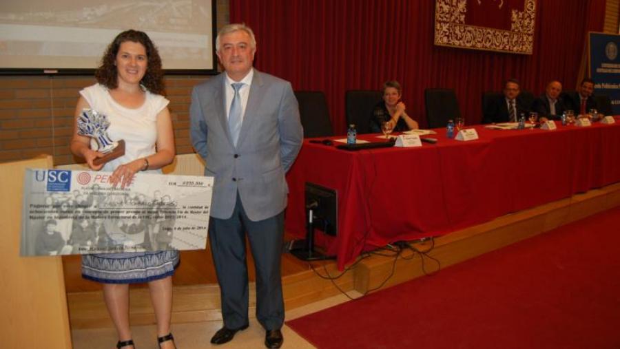 Laura Gonzalo recibe o premio ao mellor proxecto de mans do reitor da USC, Juan Viaño