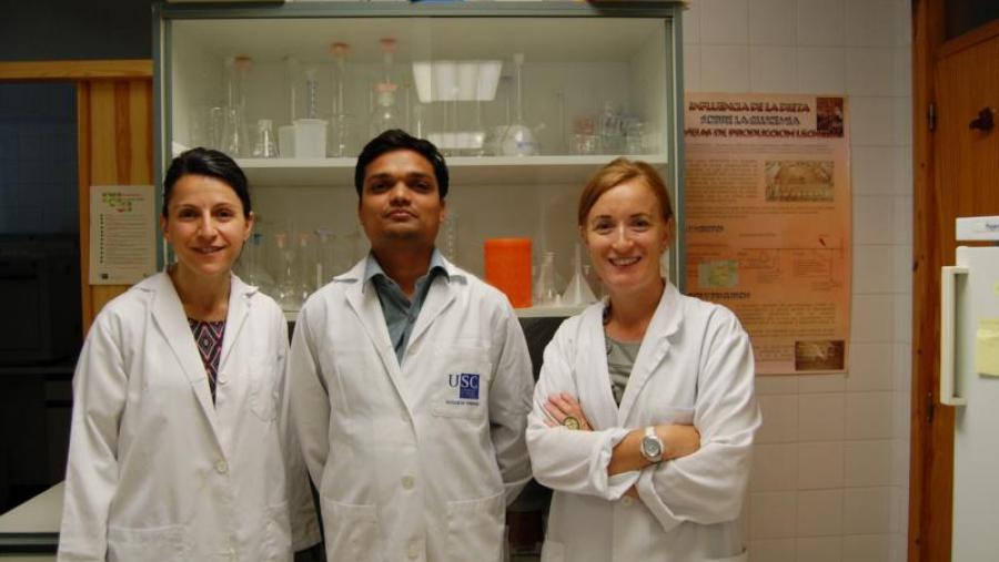 Marta López, Sonwane Nandkishor e Marta Miranda, nun laboratorio da Facultade de Veterinaria