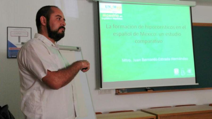 Momento da exposición do traballo do investigador Juan Bernardo Estrada Hernández