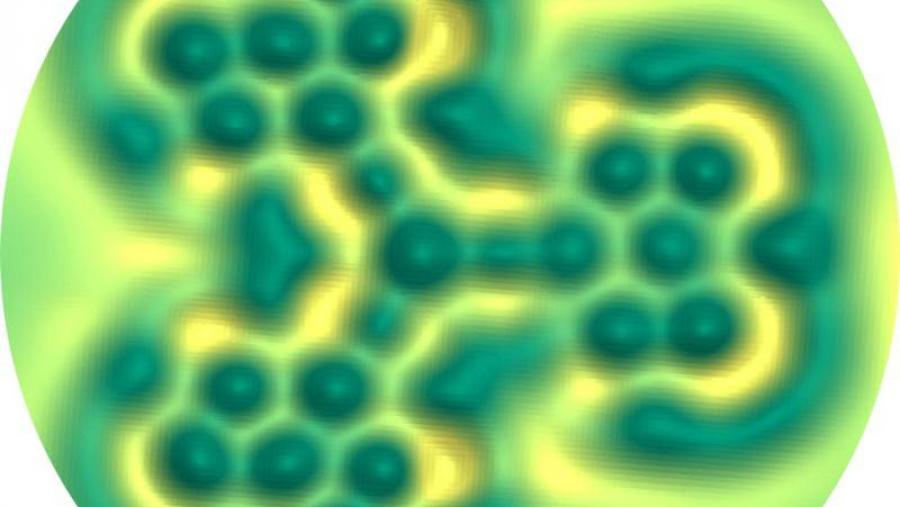 Imaxe dun nanografeno con forma de trébol, obtida por microscopía de forza atómica