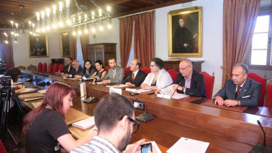 A presentación celebrouse no Salón Reitoral presidida polo vicerreitor de Internacionalización. Fotos: Servimav-USC