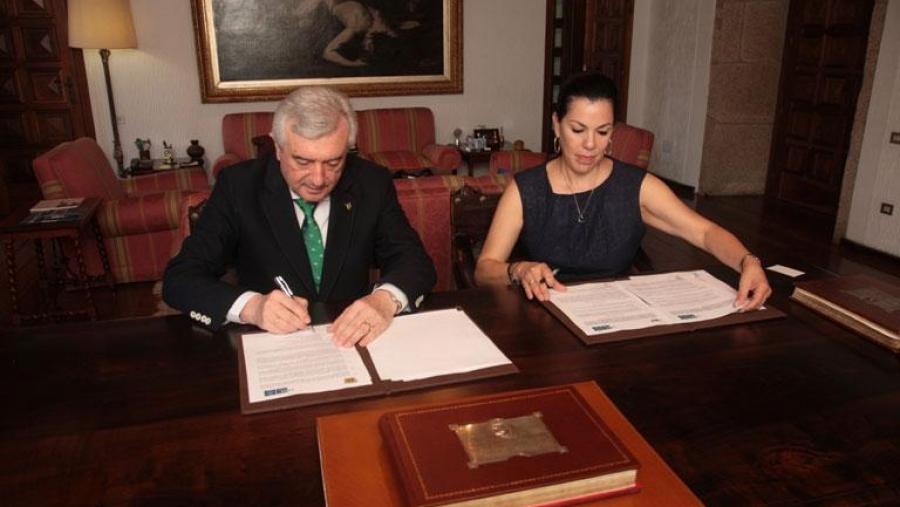 Asinaron o convenio o reitor Juan Viaño e a secretaria de Cooperación Internacional da universidade mexicana, Yolanda Ballesteros (Foto: SERVIMAV-USC)