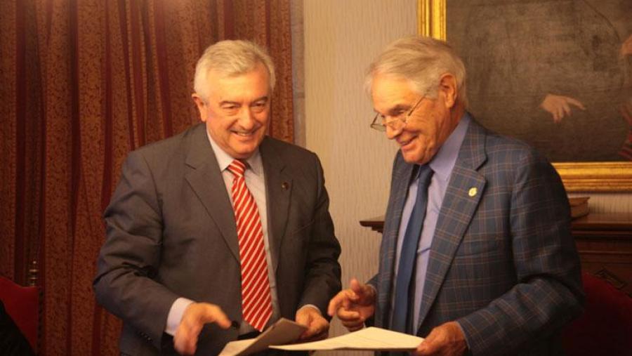 Juan Viaño e Álvaro Rodríguez, tras a sinatura. Foto: Servimav-USC