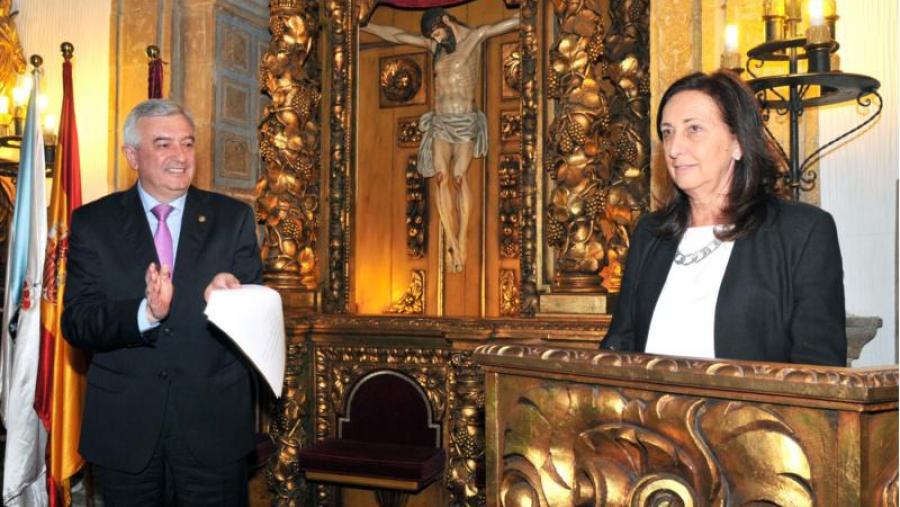 O reitor aplaude a intervención da decana Pilar Bermejo (Foto: Santi Alvite)