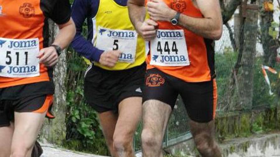 Xosé Luís Otero nunha carreira, con dorsal amarelo