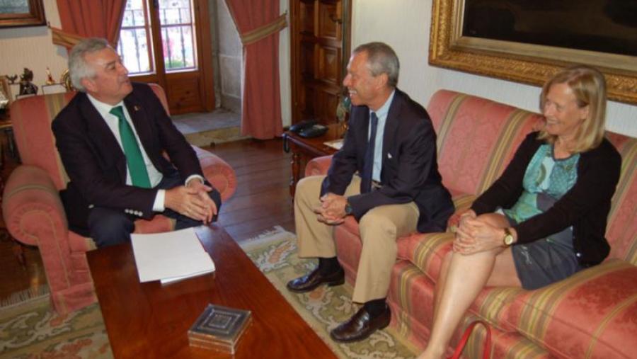Juan Viaño recibiu a Manuel de la Cámara no despacho reitoral