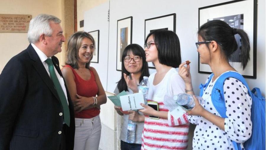 En primeiro termo o reitor Juan Viaño xunto a concelleira Mª José Corral charlan con alumnas que acudiron ao acto de benvida. Foto: Santi Alvite