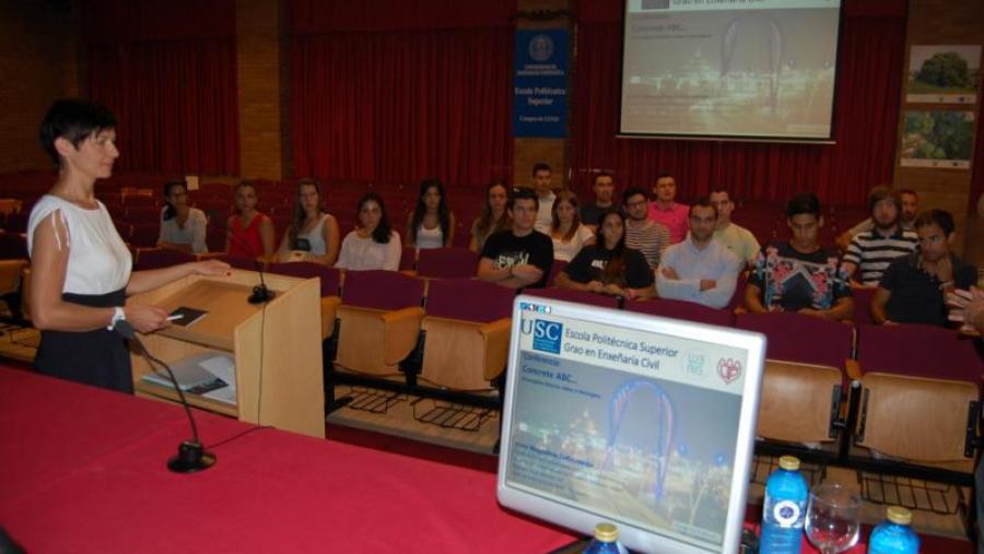 Magdalena Dobiszewska, onte con alumnos da Escola Politécnica Superior de Lugo