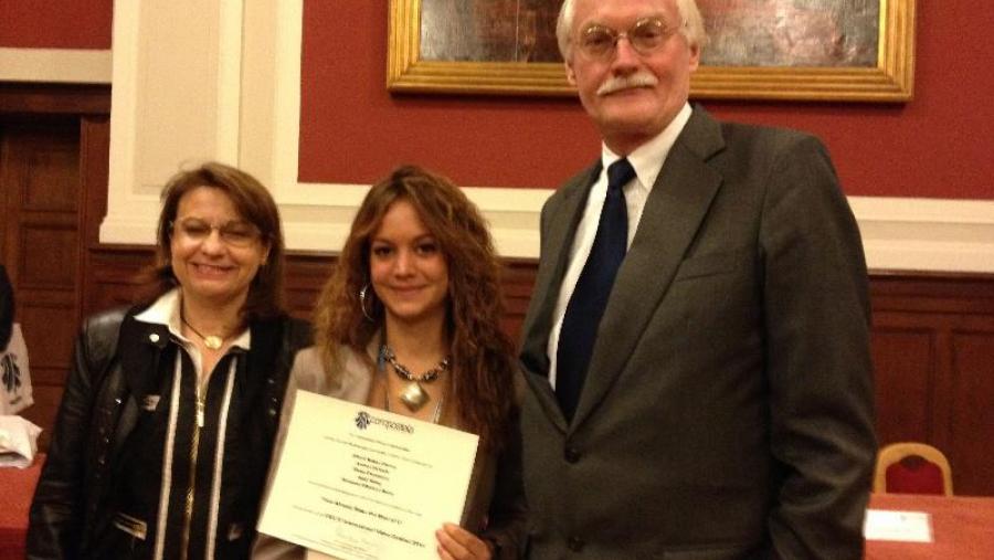 De esquerda a dereita, a vicepresidenta do Grupo Inmaculada Fortanet, a estudante Andrea Estrada e Maurits van Rooijen