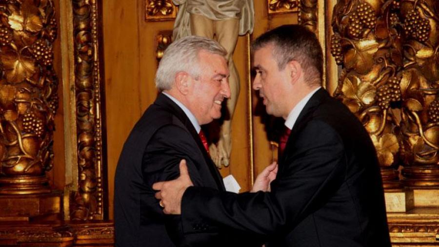 O reitor Juan Vaiño felicita ao decano de Física (Foto: SERVIMAV-USC)