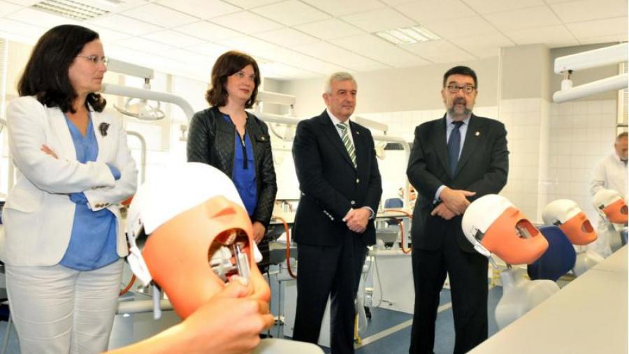 A renovada aula de simulación conta cos 26 postos individualizados. Foto: Santi Alvite