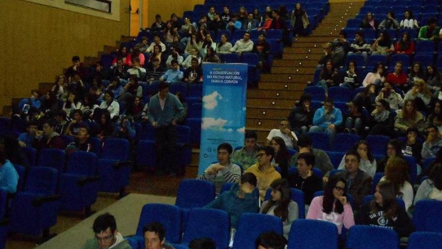Estudantes dos IES Laxeiro e Aller Ulloa, no auditorio de Lalín