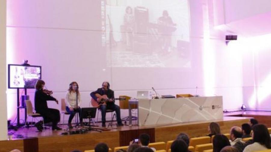 Detalle dun experimento de latencia cero feito entre a Facultade de Comunicación e a Cidade da Cultura