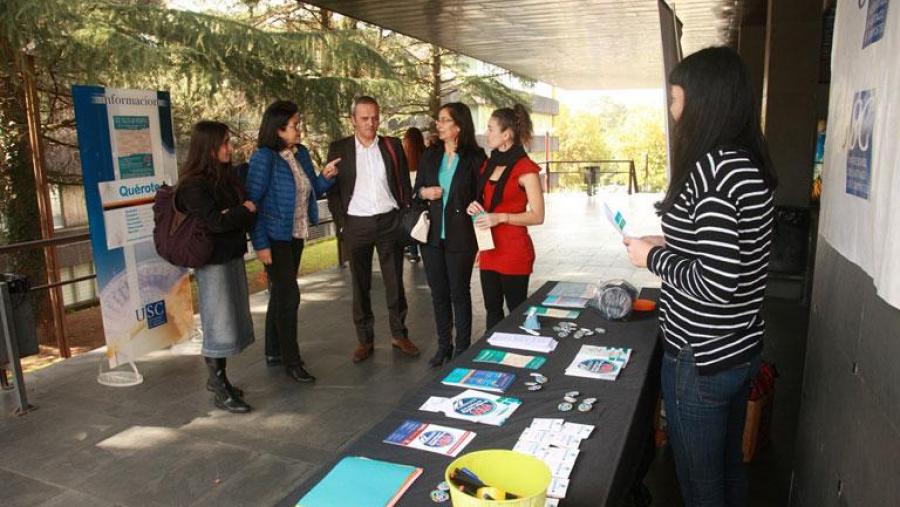 A vicerreitora de Estudantes, Dolores Álvarez, (segunda pola dereita) visitou a mesa instalada na Biblioteca Concepción Arenal. Foto: Servimav-USC