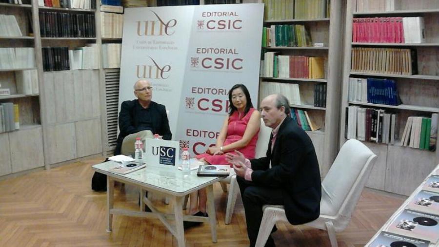 De esquerda a dereita, Juan L. Blanco Valdés, Josefina Ling e Javier Gorgas, presidente da Sociedade Española de Astronomía
