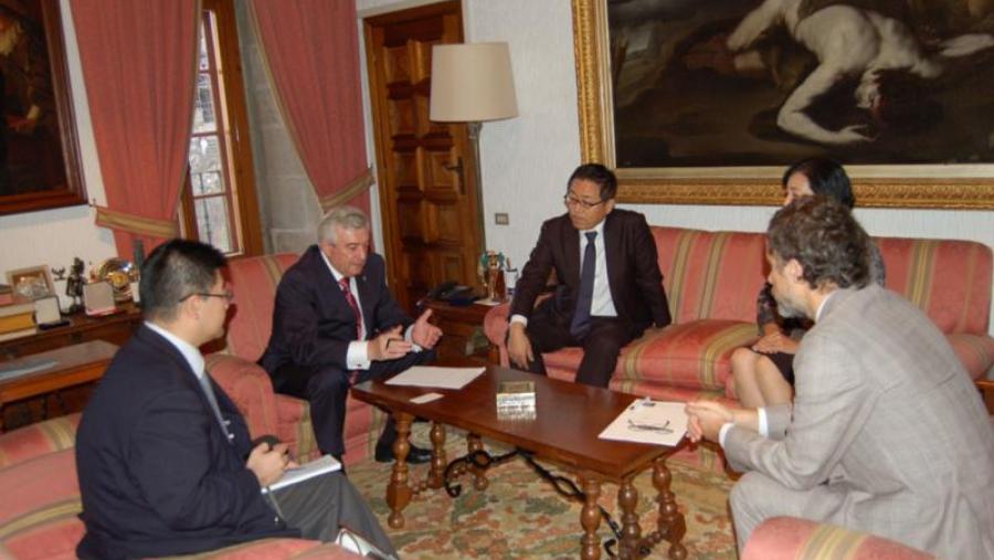 No centro da imaxe, Juan Viaño e Kazuhiko Koshikawa, nun instante da xuntanza