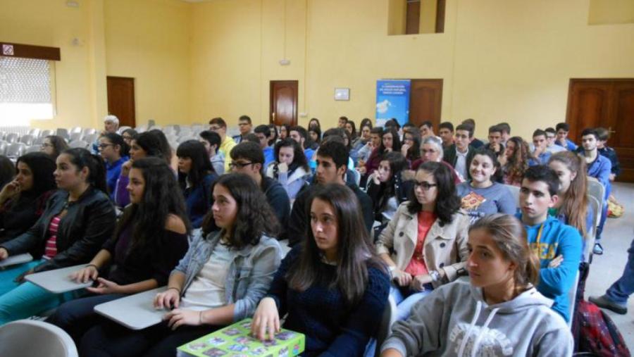 Estudantes do IES Fernando Blanco de Cee, duarante o relatorio sobre o aproveitamento de algas como fertilizante en agricultura