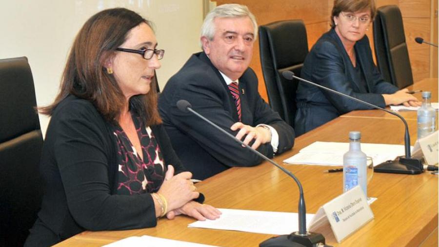 De esquerda a dereita, a decana de Matemáticas, Victoria Otero Espinar; o reitor da USC, Juan Viaño Rey; e a presidenta da CDM, Carme Cascante Canut