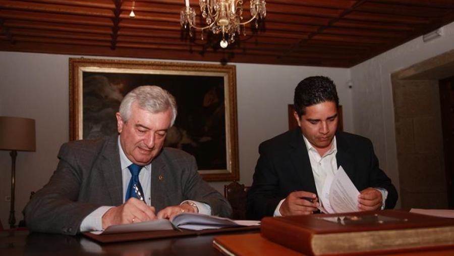 Os reitores Juan Viaño e Fabricio Guevara Viejo asinaron o convenio en San Xerome (Foto: SERVIMAV)