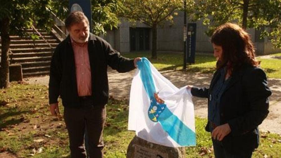 A placa sitúase diante da Facultade. Foto: Servimav-USC