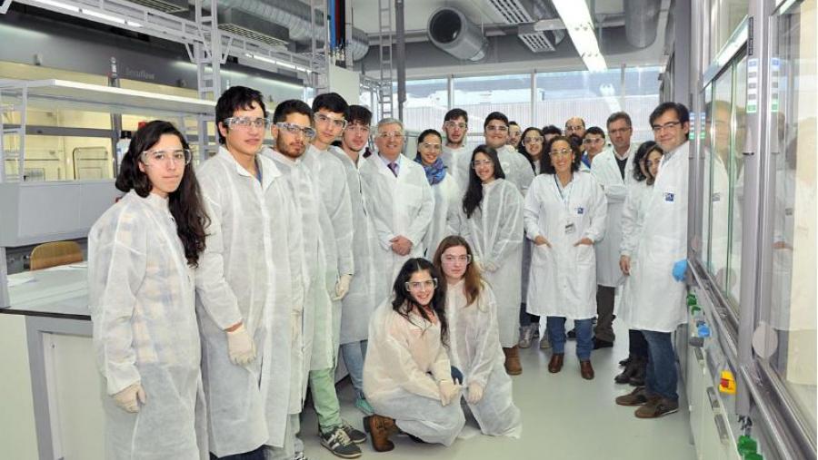 O reitor no CiQUS cun grupo de estudantes de bacharelato (Foto: Santi Alvite)