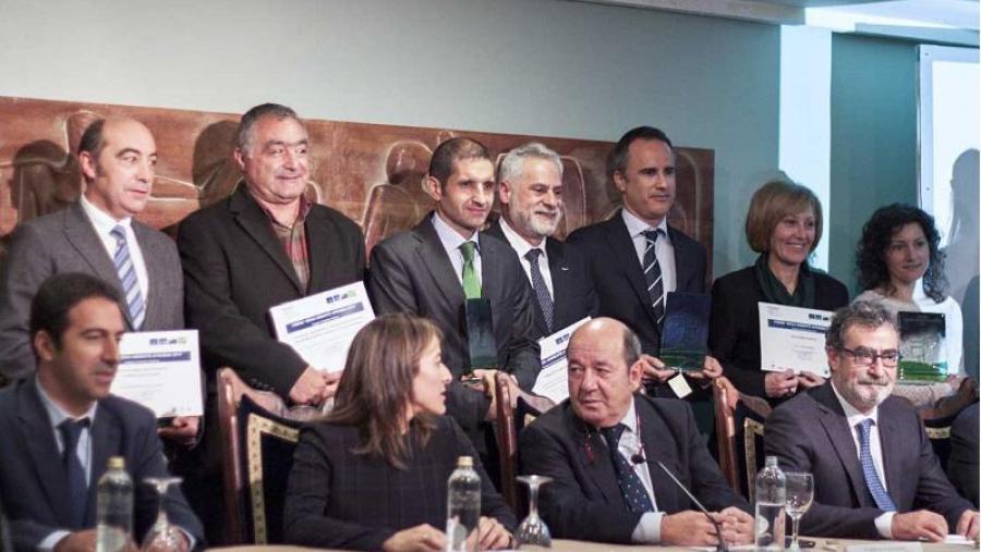De pé, cuarto pola esquerda, o director da Estación Fernando Cobo recolleu o galardón en nome da USC