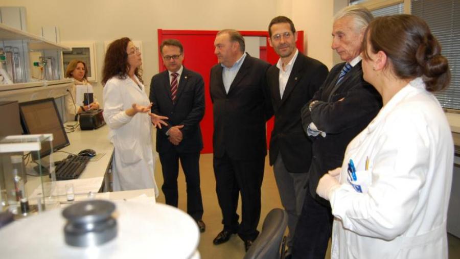 Bueno, Quintá, Barreiro e Fernández Alvariño, entre dúas investigadoras no edificio Cactus de Lugo