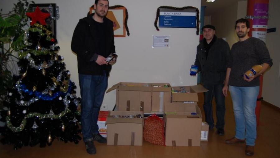 Javier Prieto e Yulen Constantino, cun voluntario do Banco de Alimentos na residencia Jesús Bal y Gay