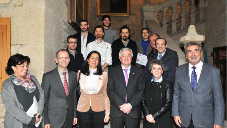 Foto de grupo dos e das premiadas coas autoridades presentes no acto (Foto: Santi Alvite)