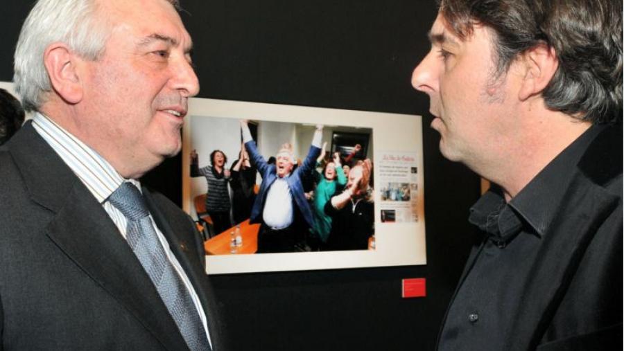 Juan Viaño conversa con Xoán Soler diante da foto do momento da súa elección como reitor