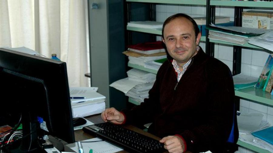 O profesor Alberto Ruano no seu despacho