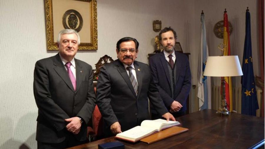 De esquerda a dereita, os reitores Juan Viaño e Alejandro Encinas e o vicerreitor de Internacionalización da USC, Alberto Salgado (Foto: SERVIMAV)