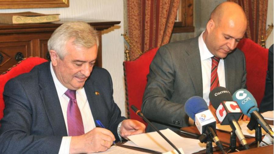 Asinaron o contrato Juan Viaño (esquerda), pola USC, e Ignacio Gastón Najarro, por parte de Ferrovial Servicios. Foto: Santi Alvite