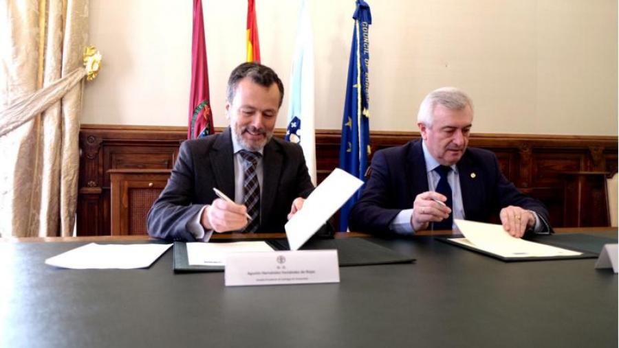 Agustín Hernández e Juan Viaño asinando o protocolo