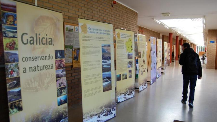 Paneis da mostra medioambiental exposta nos paisllos do edificio da ampliación da EPS