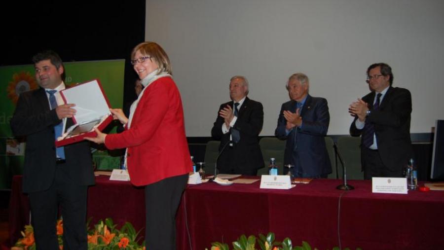Daniel Pérez recolle o premio de mans da conselleira Rosa Quintana, en presencia de Juan Viaño, Rodríguez Eiras e Rubiralta