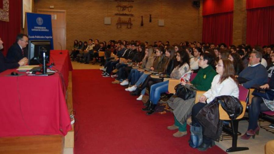 López e Bueno, na recepción de estudantes preuniversitarios no salón de actos da Escola Politécnica Superior
