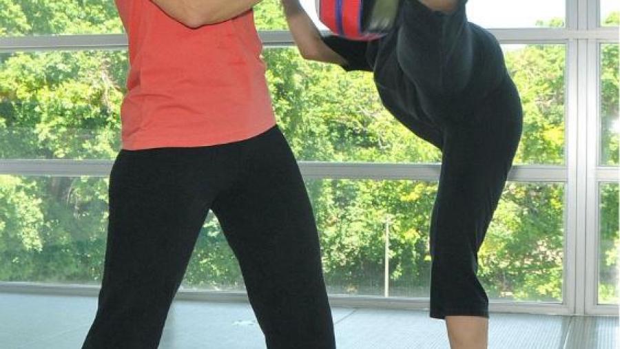 En marzo e abril, as clases celébranse de 13.00 a 14.00 horas na sala de artes marciais do Estadio de Atletismo