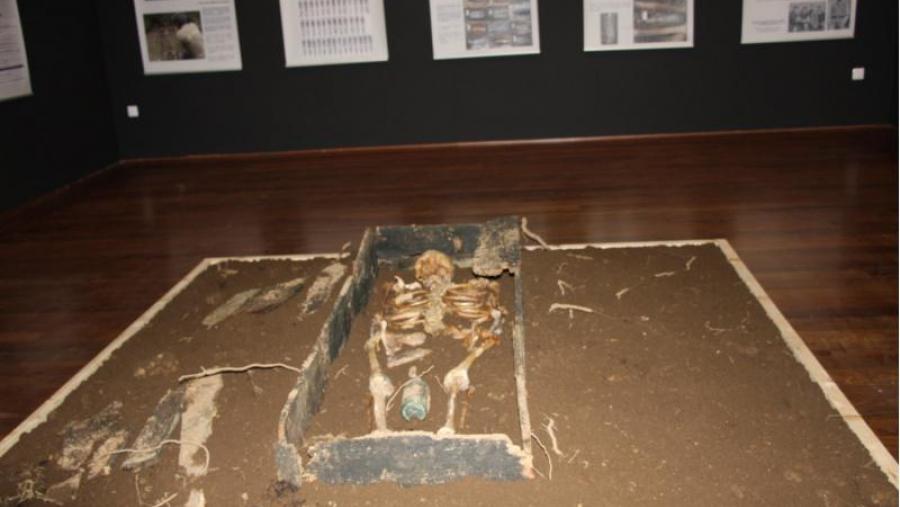 Reconstrución dun soterramento no Forte de San Cristóbal cunha botella entre as pernas do cadáver