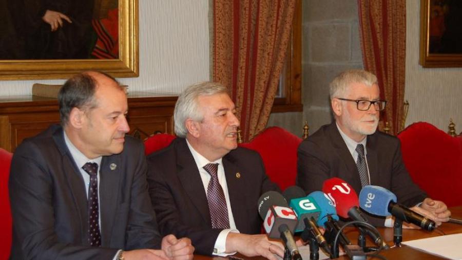 De esquerda a dereita, Salustiano Mato, Juan Viaño e Xosé Luís Armesto no encontro cos medios de comunicación