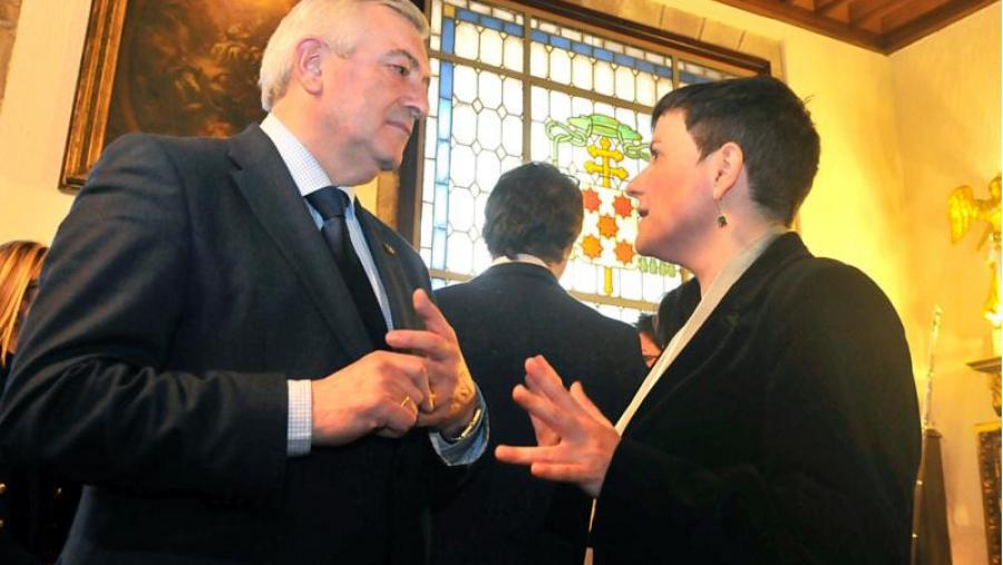 Juan Viaño e Carmen Fernández Morante conversan momentos antes da toma de posesión. Foto: Santi Alvite