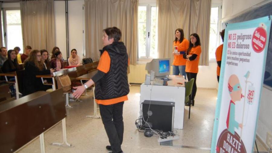 Voluntarios informan dos pasos a seguir para facerse doantes a estudantes universitarios