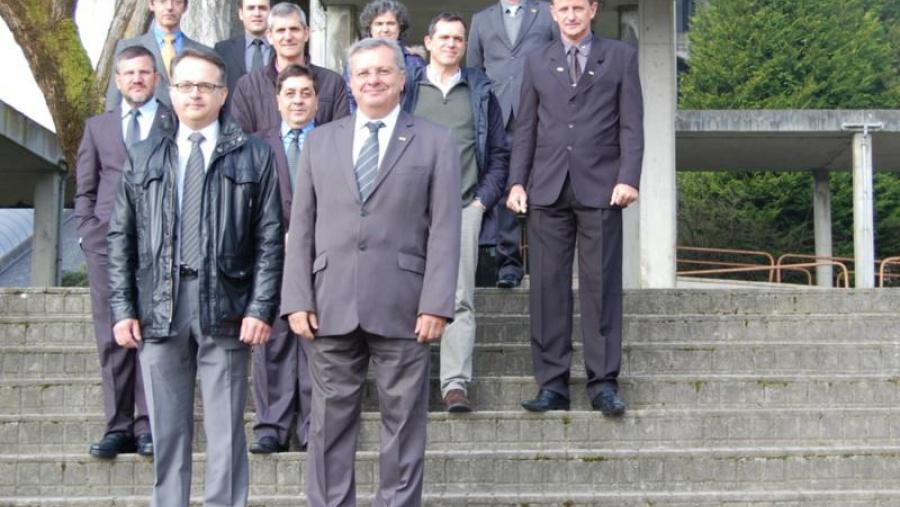 Javier Bueno e membros do equipo de dirección da EPS coa delegación da Universidade do Paraná